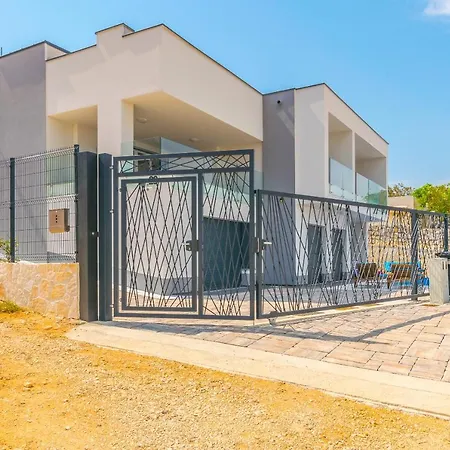 The Secret Diamond Apartment *